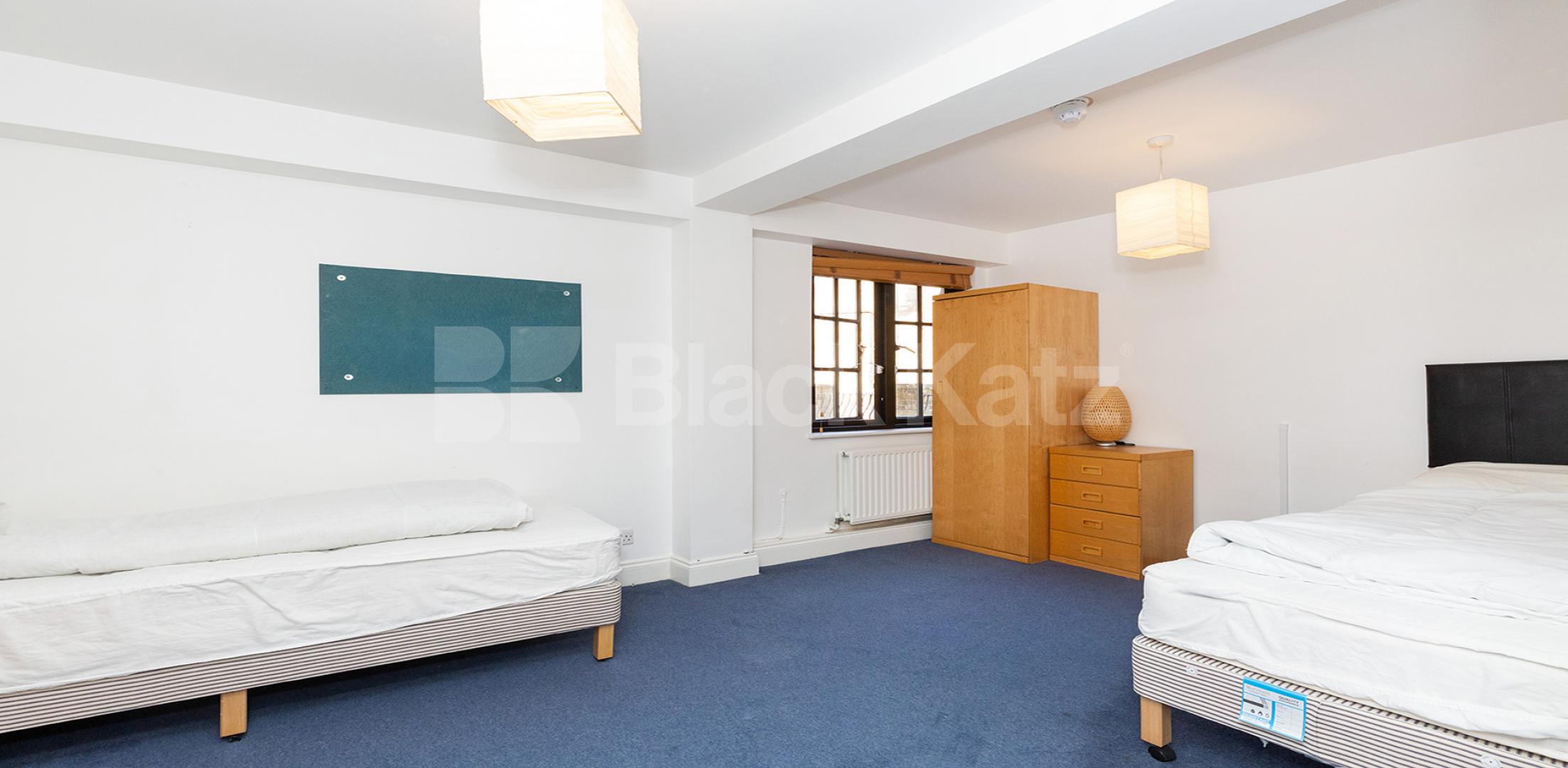 			NEW INSTRUCTION!, 2 Bedroom, 1 bath, 1 reception Flat			 Bakers Row, CLERKENWELL / FARRINGDON